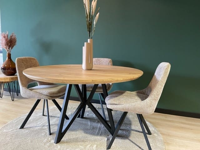 Eiken tafel rond met facetkant met butterfly poot