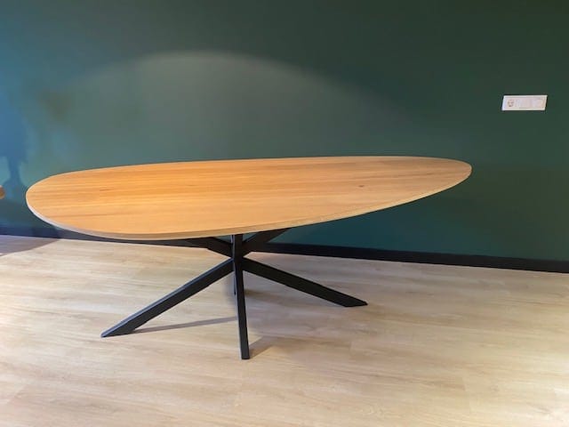 Kiezelvorm eiken tafel type A of B met elegante spin 142